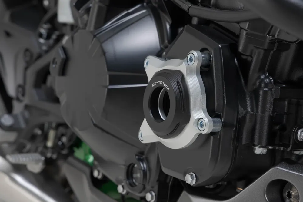 SW-Motech Motorgehäusedeckel-Schutz Schwarz/Silbern. Kawasaki Z900 / SE (16-). Super-Preis